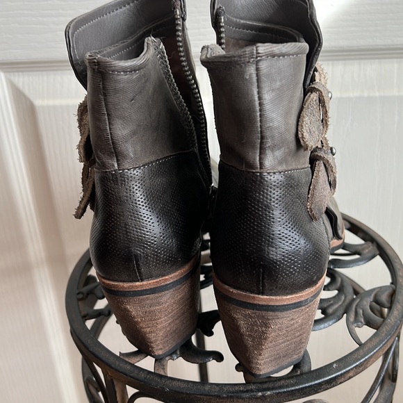 Dolce Vita Marley Gray Distressed Zip Booties - Picture 6 of 10